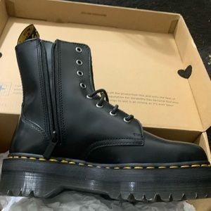 *NEVER WORN* dr martens
